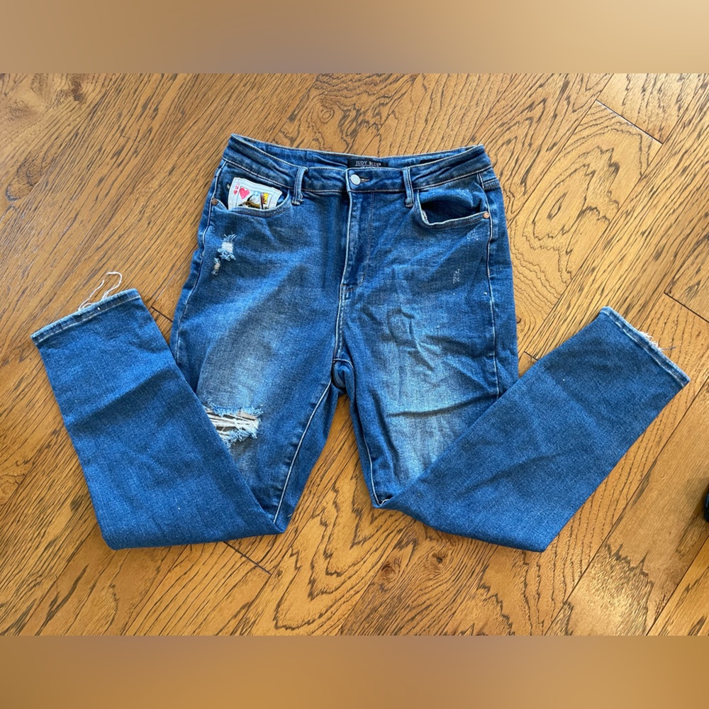 Judy Blue Distressed Queen of Heart Blue Jeans, size 13/31